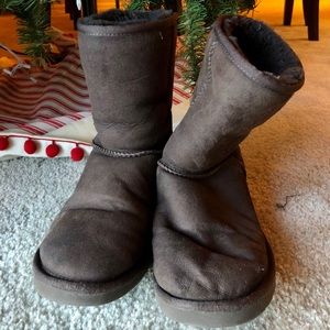 Short a Chocolate Brown Uggs